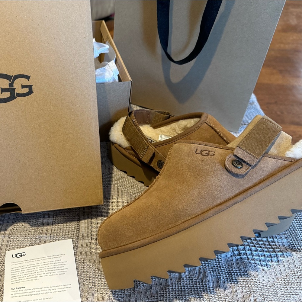 UGG LANAH CLOG PLATFORM
BNIB WOMANS SIZE 8
